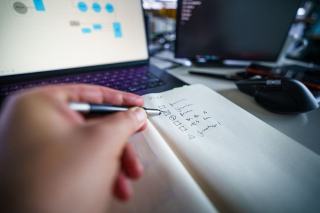 Personne vérifiant la fiabilité d'une page web sur un écran